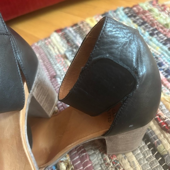 EOS Black and Tan Leather Sandals 39/8.5 - Picture 14 of 16